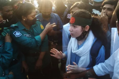 নিরাপদ সড়ক ও গণপরিবহনে শিক্ষার্থীদের হাফপাসের দাবিতে সাইকেল র&zwj;্যালি।