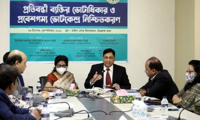 আলোচনা সভায় প্রধান অতিথি হিসেবে উপস্থিত ছিলেন নির্বাচন কমিশনার ব্রিগেডিয়ার জেনারেল (অব.) শাহাদাত হোসেন চৌধুরী