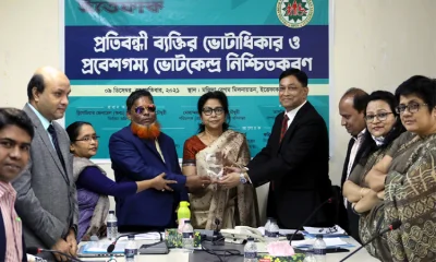 অনুষ্ঠানের শেষ পর্যায়ে দৈনিক ইত্তেফাক সম্পাদক তাসমিমা হোসেন প্রধান অতিথি ব্রিগেডিয়ার জেনারেল (অব.) শাহাদাত হোসেন চৌধুরীর হাতে ক্রেস্ট তুলে দেন