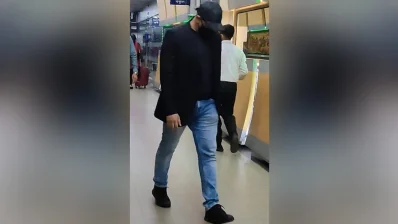 মুখ লুকিয়ে বিমানবন্দরে মুরাদ