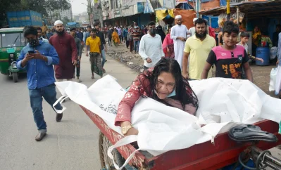 মেয়ে ও স্বামীকে হারিয়ে স্বজনদের আহাজারি। ছবি: ইত্তেফাক