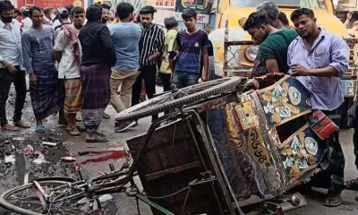 দুমড়ে মুচড়ে যাওয়া রিকশা। ছবি- ইত্তেফাক 
