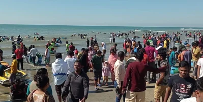 মানা হচ্ছে না স্বাস্থ্যবিধি। ছবি: ইত্তেফাক 