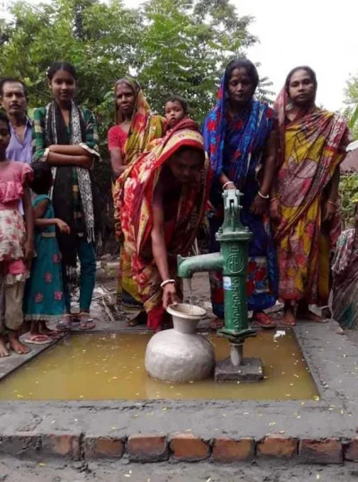 প্রত্যন্ত এলাকায় সুপেয় পানির জন্য টিউবওয়েল স্থাপন করে দিয়েছেন প্রিসিলা