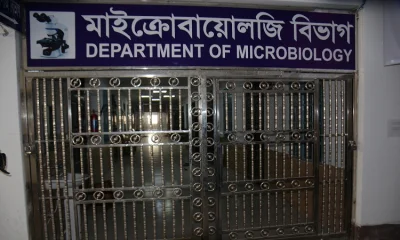 পিসিআর ল্যাবে তালা ঝুলিয়ে দিয়েছে ছাত্রলীগের নেতা কর্মীরা। ছবি: ইত্তেফাক  
