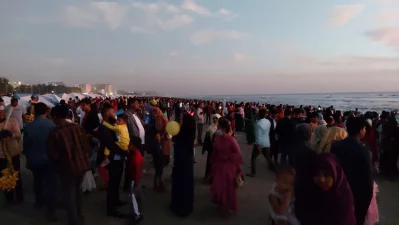 সন্ধ্যায়ও ভিড় ছিল সৈকতে