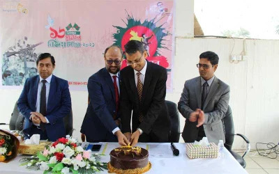 ইরাকের রাজধানী বাগদাদে বিজয় দিবস উপলক্ষে কেক কাটা হচ্ছে।