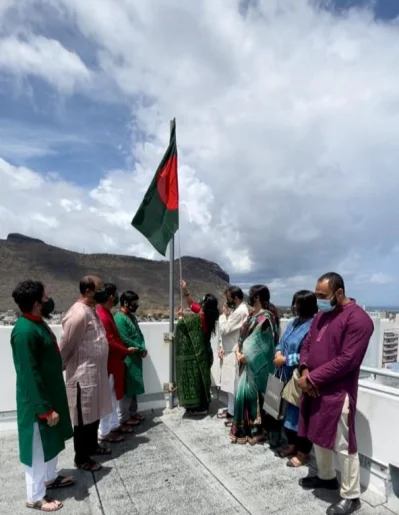 শরিসাসে জাতীয় পতাকা উত্তোলন করা হচ্ছে
