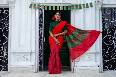 সাজে বিজয়ের ছোঁয়া আনতে হাতে লাল-সবুজ চুড়ি, গলায় সবুজ পুঁথির মালা, সঙ্গে কানের দুল ও অন্যান্য গহনাও পরতে পারেন