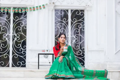 শাড়ির সঙ্গে সাজ মানানসই হওয়া চাই। এখন তো শীতকাল, তাই সহজে সাজ নষ্ট হওয়ার সম্ভাবনা নাই