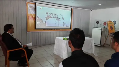 দক্ষিণ আফ্রিকাস্থ বাংলাদেশ হাইকমিশনে বঙ্গবন্ধুর ভাষণ প্রচার করা হচ্ছে।