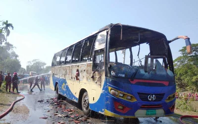 পুড়িয়ে দেওয়া বাস