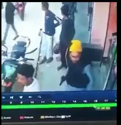 অস্ত্র হাতে ছাত্রলীগ নেতা।