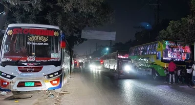 বাধ্য হয়ে অনেক পর্যটক বাসেই রাত কাটান।