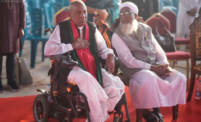 সাংবাদিকতা বিভাগের পক্ষ থেকে মুক্তিযোদ্ধাদের সম্মাননা প্রদান করা হয়। ছবি: ড্যাফোডিল ইন্টারন্যাশনাল ইউনিভার্সিটি ফটোগ্রাফিক সোসাইটি