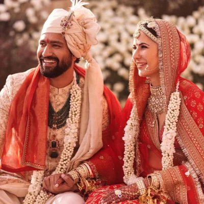 নানা গুঞ্জন আলোচনা-সমালোচনা পেরিয়ে অবশেষে ভিকি কৌশলের জীবনে বাঁধা পড়লেন ক্যাটরিনা