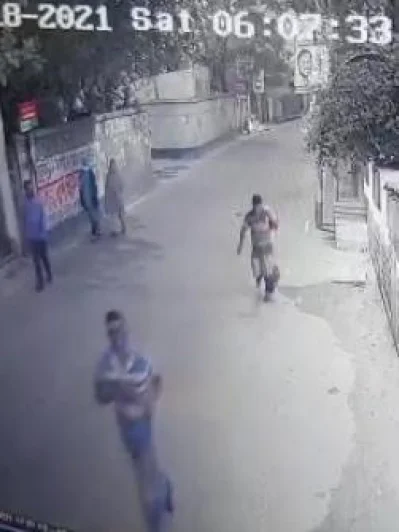চুরির মালামাল নিয়ে পালাচ্ছে চোর