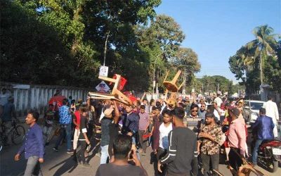 সমাবেশে চেয়ার ছোড়াছুড়ি হচ্ছে।