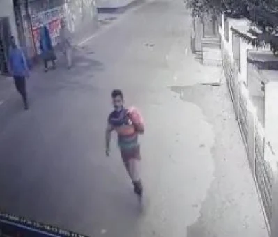 চুরির মালামাল বস্তায় নিয়ে পালাচ্ছে এক চোর।