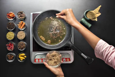 তেল হালকা গরম হলেই তাতে ফোড়ন দিন
