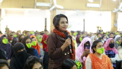 এনইউবিডিয়ানস ক্যারিয়ার মিটআপে বক্তাদের উদ্দেশ্যে প্রশ্ন করছেন এক অংশগ্রহণকারী