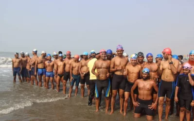 প্র্রতিযোগিতায় অংশ নেওয়ার আগে সাঁতারুরা