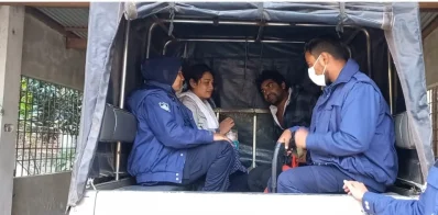 আটক ২ আসামি।ছবি: ইত্তেফাক 