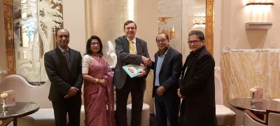  সম্প্রতি লন্ডনের ক্লারিজেস হোটেলে বইটির মোড়ক উন্মোচন করেন প্রধানমন্ত্রী শেখ হাসিনার প্রেস সচিব ইহসানুল করিম।