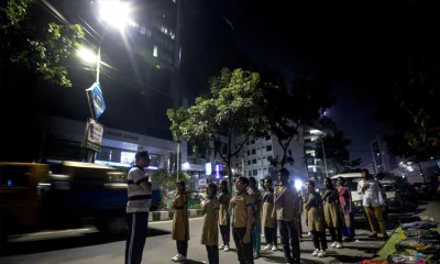 সুবিধাবঞ্চিত শিশুরা দিনের বেলায় নানা কাজ করে রাতে শিক্ষাগ্রহণ করে। ছবি: আব্দুল গনি