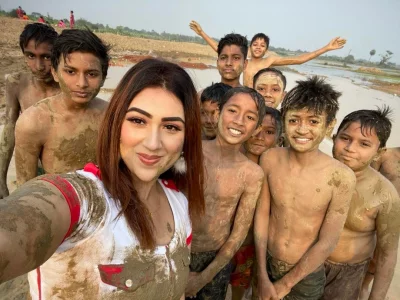 শিশুদের সঙ্গে সেলফিতে অপু বিশ্বাস। ছবি: সংগৃহীত