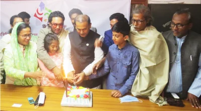 কেক কেটে অনুষ্ঠানের শুভ সূচনা করেন এমপি অধ্যাপক ডা. মো. আব্দুল আজিজ।&nbsp;