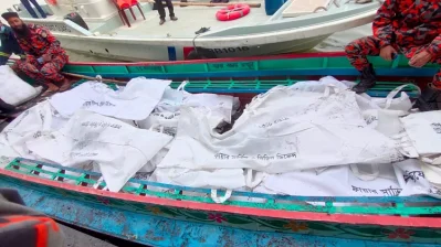 ফায়ার সার্ভিস ও কোস্ট গার্ডের সহযোগিতায় উদ্ধারকৃত লাশ। ছবি: ইত্তেফাক 