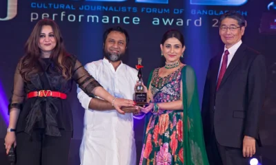 জাঁকজমকপূর্ণ অনুষ্ঠানের মাধ্যমে পুরস্কারপ্রাপ্তদের নাম ঘোষণা করা হয়