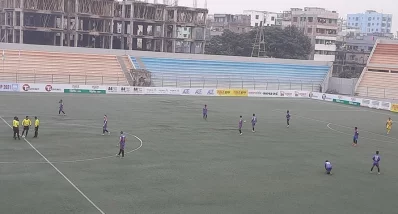 মাঠে অপেক্ষমান রেফরি ও খেলোয়াড়রা
