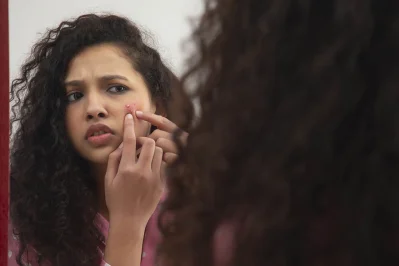 ব্রণ গেলে দিলে কোনো সমস্যা হবেনা বলে ভাবেন অনেকে। এটাও একদমই ভুল ধারণা