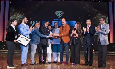 জাঁকজমকপূর্ণ অনুষ্ঠানের মাধ্যমে পুরস্কারপ্রাপ্তদের নাম ঘোষণা করা হয়