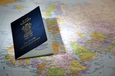 করোনা টিকা কার্ড এবং বিদেশ ভ্রমণের প্রয়োজনীয় কাগজপত্র সবসময় সঙ্গে রাখুন