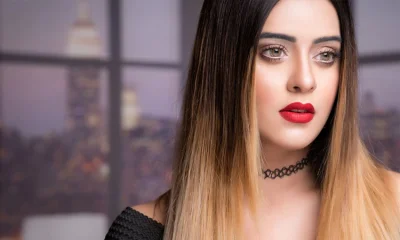 নাকের নীচে, চোখের পাশে, কপালের মতো জায়গাগুলোতে হাইলাইটার ব্যবহার করলে ত্বক চকচক করে ওঠে