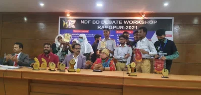 অতিথিদের সঙ্গে বিতর্কে অংশগ্রহণকারীরা। ছবি: ইত্তেফাক