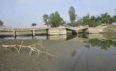 ভেঙে যাওয়া সেতু।