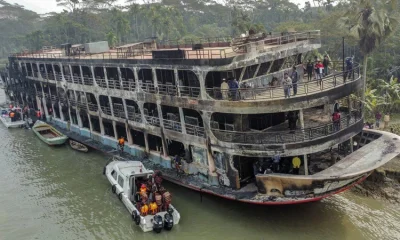 অগ্নিকাণ্ডে পুড়ে যাওয়া লঞ্চ।ছবি: সংগৃহীত