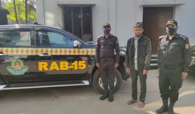 র&zwj;্যাবের হাতে গ্রেফতার কক্সবাজারে স্কুল ছাত্রী ধর্ষণে অভিযুক্ত আশিক।
