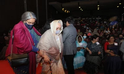 অনন্যার শীর্ষদশ সম্মাননা পাওয়া একজনকে মঞ্চে এগিয়ে নিতে সহযোগিতা করছেন শিক্ষামন্ত্রী ডা. দীপু মনি। ছবি: আব্দুল গনি