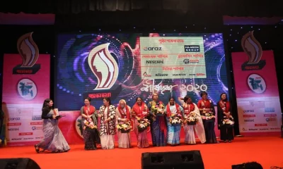 শিক্ষামন্ত্রী ডা. দীপু মনি ও পাক্ষিক অনন্যা সম্পাদক তাসমিমা হোসেনের সঙ্গে পুরস্কারপ্রাপ্তরা। ছবি: আব্দুল গনি