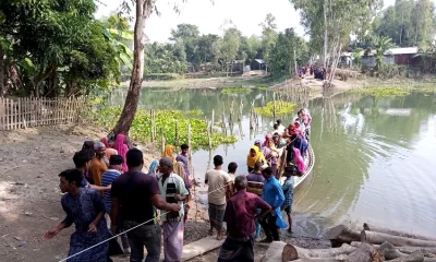 ঝুঁকি নিয়ে নৌকা পারাপার হচ্ছে গ্রামের মানুষ। ছবি- ইত্তেফাক