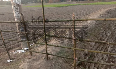  বাঁশ দিয়ে বন্ধ করে দেওয়া চলাচলের পথ 