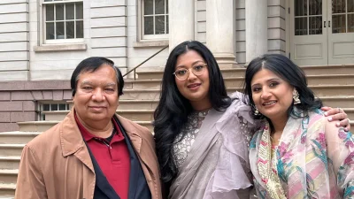 নিউইয়র্ক সিটি হলের সামনে বাবা-মায়ের সঙ্গে শাহানা হানিফ।