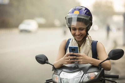 রাইডশেয়ারে এক তরুণী।