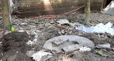 এনামূলের লাশটি এই বাথরুমের সেফটি ট্যাংকের ভেতরে লুকিয়ে রাখাঁ হয়