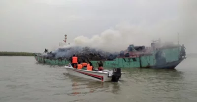 তেলবাহী জাহাজে আগুন